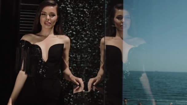 Balo Elbiseli Zarif Kız Mutlu Yaz Günü Seaside Hotel Binası Yakınında Poz. — Stok video
