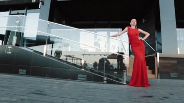 Güneşli Günde Sokakta Poz Kırmızı Resmi Elbise güzel kız.