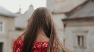 Sevimli Kız Mutlu Bir Günde Eski Şehir Caddesi'nde eğleniyor.