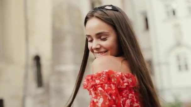 Чарівна дівчина веселяться на вулиці Старого міста в щасливий день. — стокове відео