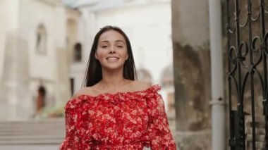 Sevimli Kız Mutlu Bir Günde Eski Şehir Caddesi'nde eğleniyor.