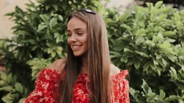 Chica encantadora divirtiéndose en la calle del casco antiguo en el día feliz . — Vídeos de Stock