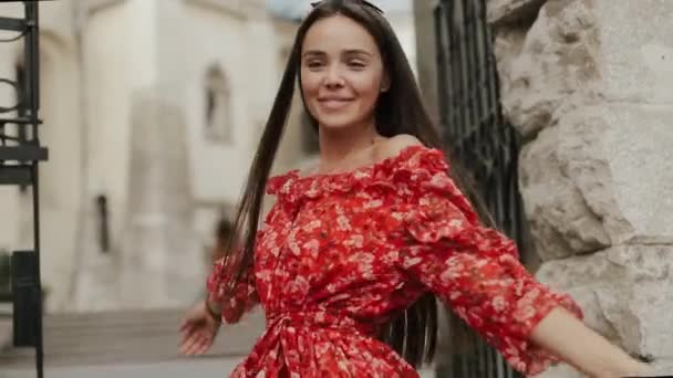 Charmig tjej som har kul på gatan i gamla stan på Happy Day. — Stockvideo