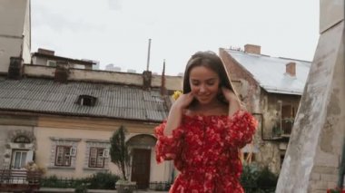 Sevimli Kız Mutlu Bir Günde Eski Şehir Caddesi'nde eğleniyor.