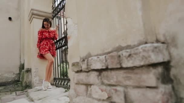 Bájos lány szórakozás az utcán az óváros a Happy Day. — Stock videók