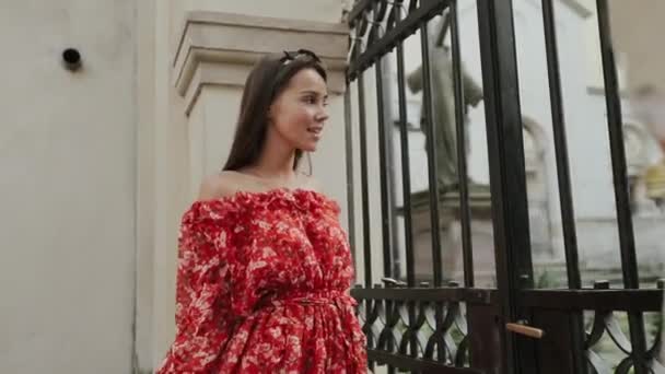 Chica encantadora divirtiéndose en la calle del casco antiguo en el día feliz . — Vídeos de Stock