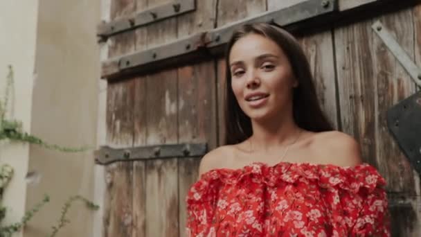 Chica encantadora divirtiéndose en la calle del casco antiguo en el día feliz . — Vídeo de stock