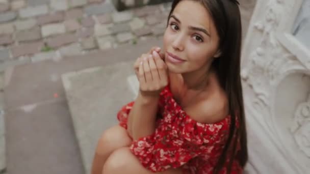 Charmant meisje met plezier op straat van de oude stad op Happy Day. — Stockvideo