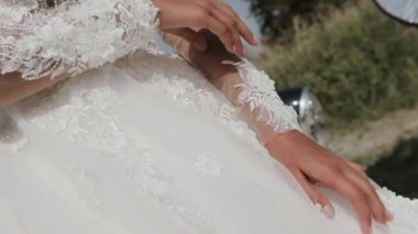 Vintage Araba yakınında poz gelinlik genç güzel kadın.