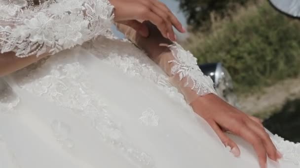 Jonge mooie vrouw in trouwjurk poseren in de buurt van oldtimers. — Stockvideo