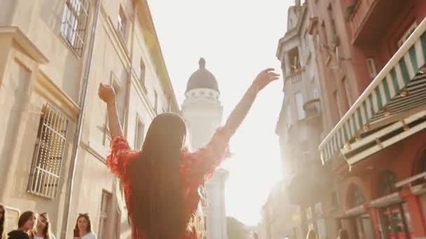 Charmante Mädchen haben Spaß auf der Straße der Altstadt am glücklichen Tag. — Stockvideo