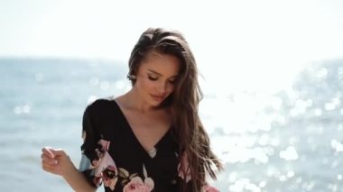 Güzel Genç Kadın Güneşli Bir Günde Deniz Kenarında Diniyor. Romantik Cennet Adası Tatil.