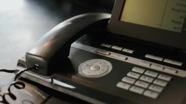 Evde veya İş Ofisinde Sabit Hat Faks Telefonunu Kullanarak Arama.