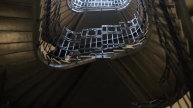 Modern Profesyonel Otel Tasarımı ile Bina İç Mekanda Merdivenlerle Yukarı.