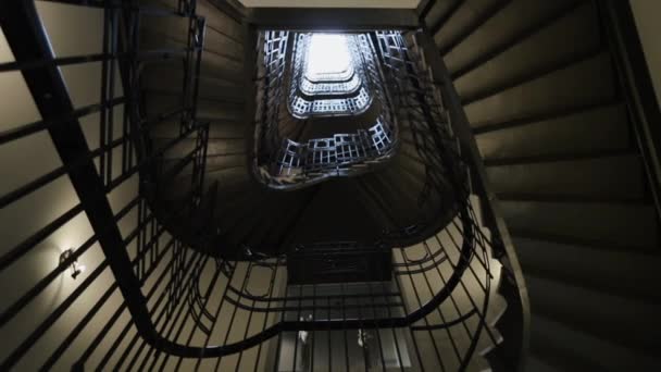 Chemin vers le haut par des escaliers à l'intérieur dans le bâtiment avec la conception professionnelle moderne d'hôtel . — Video