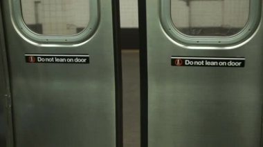 Trenin kapılarını açıyor. New York Metrosu. Close.