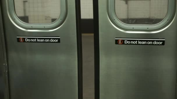 Відкриваючи двері поїзда. Метро Нью-Йорка. Закри. — стокове відео