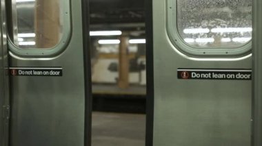 Trenin kapılarını kapatıyor. New York Metrosu. Close.