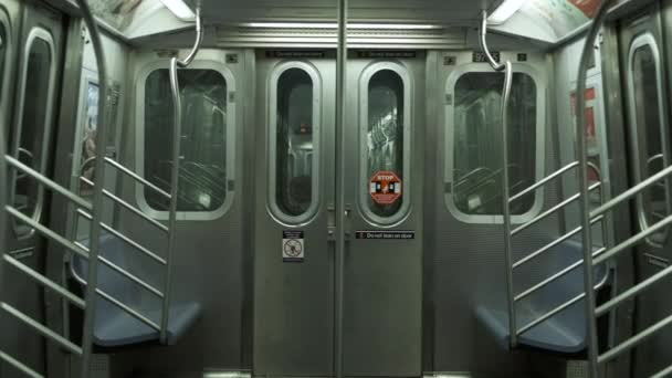 Wagon van de trein. Metro van New York. — Stockvideo