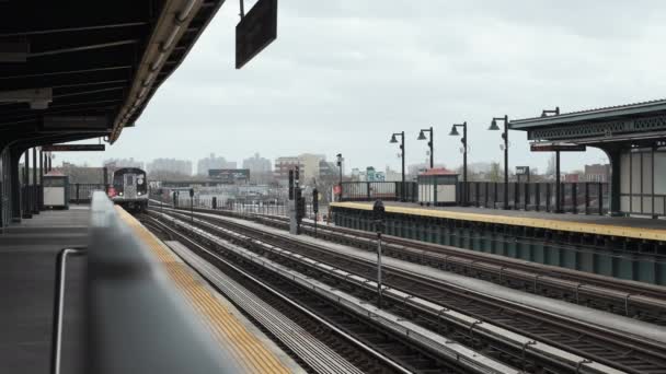 Estação Ferroviária. Chegada do Trem. Nova Iorque . — Vídeo de Stock