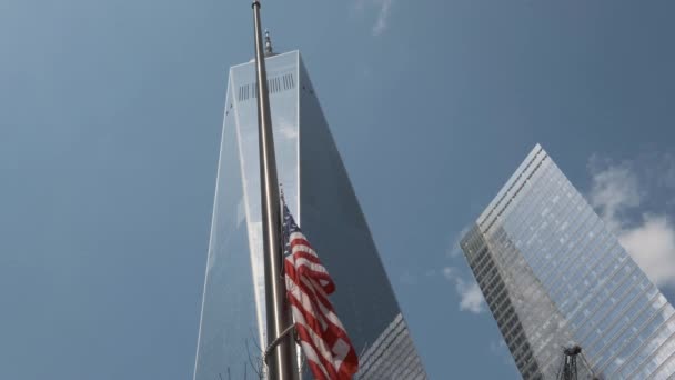 Amerikaanse vlag. Wolkenkrabbers van New York. — Stockvideo