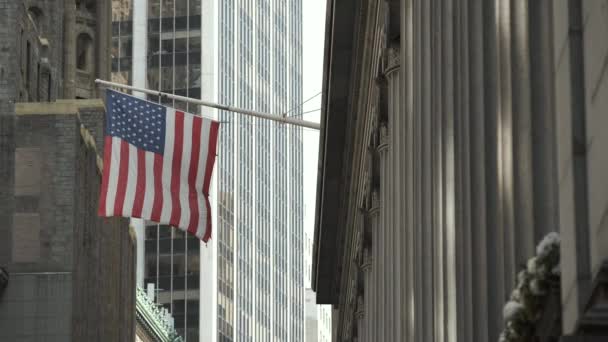 Amerikaanse vlag. Wolkenkrabbers van New York. — Stockvideo