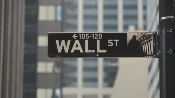 Skyskrapor i New York. Wall St skylt. — Stockvideo