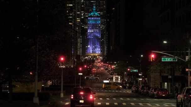 Licht verkeer werkt. Nacht. Wall St. New York. — Stockvideo