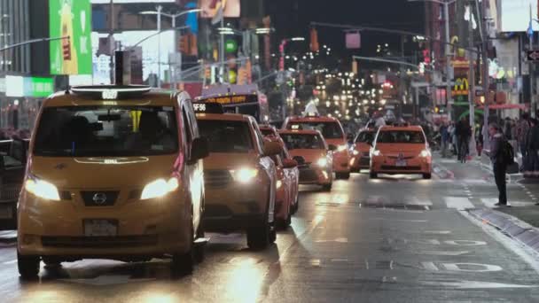 車の交通。タクシー。ニューヨーク。クローズ アップ. — ストック動画