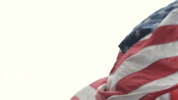 Große amerikanische Flagge auf Fahnenmast. Nahaufnahme. — Stockvideo