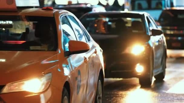 Tráfico lento de coches. Nueva York de noche . — Vídeo de stock