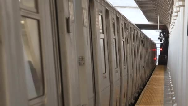 Movimento dei treni. Metropolitana di New York. Primo piano . — Video Stock