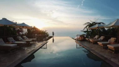 Rahatlatıcı için Lüks Asya Resort. Yüzme Havuzu yakınında Sunrise Toplantı.