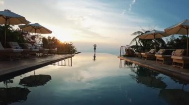 Özgürlük Kavramı. Rahatlatıcı için Lüks Asya Resort. Yüzme Havuzu yakınında Sunrise Toplantı.