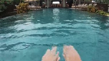 Havuzda yüzmek. Rahatlatıcı için Lüks Asya Resort.