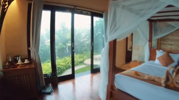 Complesso alberghiero asiatico. Confortevole interno dell'edificio  . — Video Stock