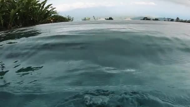 在游泳池里游泳。休闲豪华亚洲度假村. — 图库视频影像