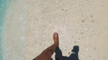 Malezya Turistik yer. Güneşli Plaj. Kum tarafından Yürüyüş.