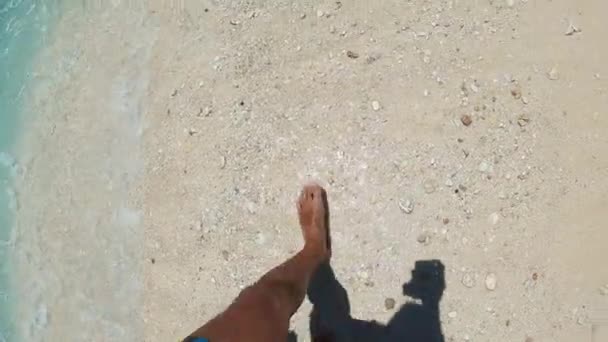 Toeristische plaats van Maleisië. Sunny Beach. Wandelen door zand. — Stockvideo