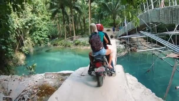 Motorradausflug. junges Paar auf Reisen in Südostasien. — Stockvideo