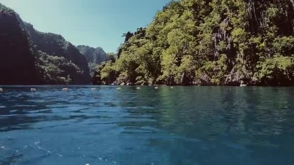 Natura del Sud-Est asiatico. Nuoto al bellissimo lago . — Video Stock