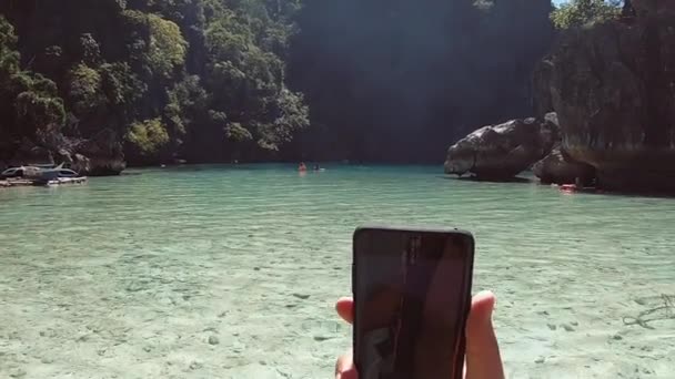 Nádherné jezero. Střelba smartphone. Povaha jihovýchodní Asie. Horní Seletar Park, Singapur. — Stock video