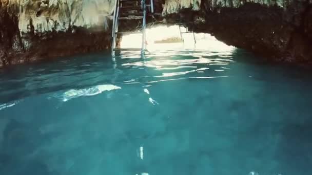 Caverna. Natureza do Sudeste Asiático. Natação em belo lago . — Vídeo de Stock