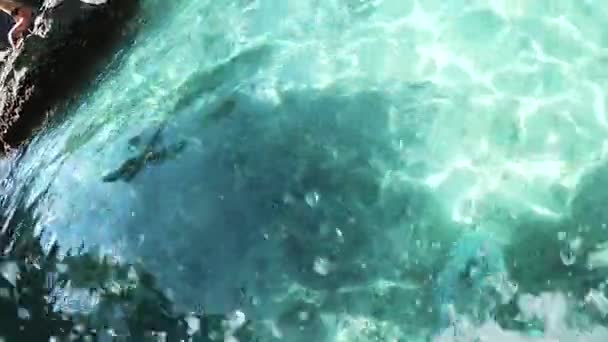 Nurkowanie pod wodą. Zbliżenie. — Wideo stockowe