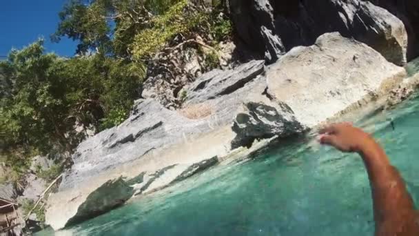 Gölde yüzmek. Güney Doğu Asya'nın Doğası. — Stok video