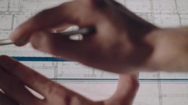 Genç mimar kağıtla bir çizim çizer. Close.