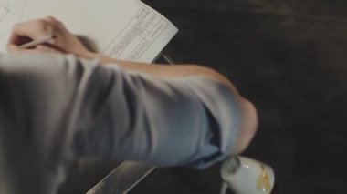 Genç mimar modern bir ofiste çalışıyor. İçecek ile Fincan Overturns. Meşgul, İş Consept. Close.