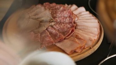 Ahşap Tahtada Lezzetli Jambon Dilimleri.