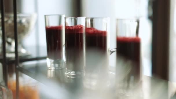 Bella mano femminile prende il vetro con succo di pomodoro dal vassoio della caffetteria . — Video Stock
