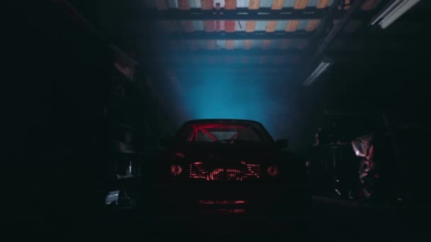 Véritable voiture vintage classique dans un garage futuriste . — Video